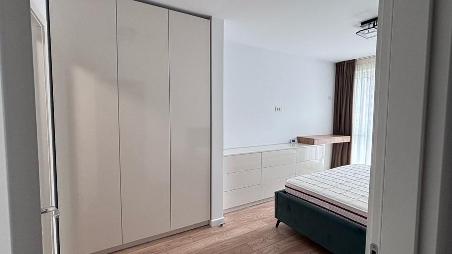 Apartament cu 3 camere semidecomandat, mobilat în Aviației
