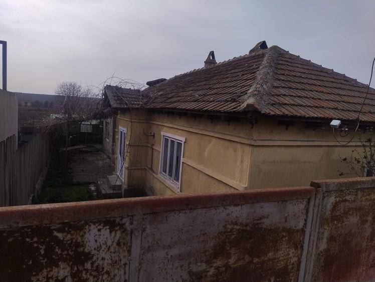 Casă cu 4 camere în Poarta Albă