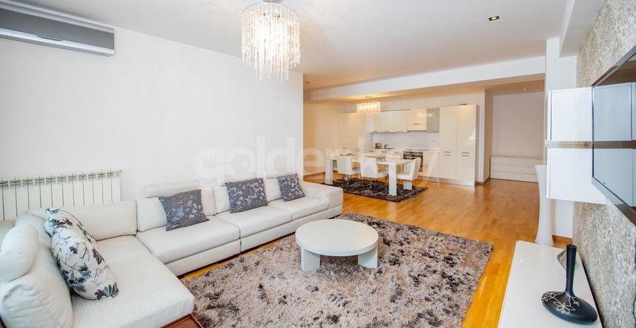Apartament cu 3 camere semidecomandat, mobilat în Iancu Nicolae
