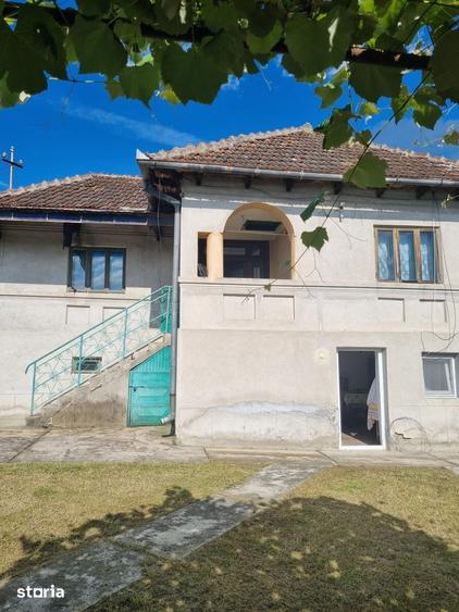 Casă cu 4 camere cu Teren 1500 Mp în Barcanele