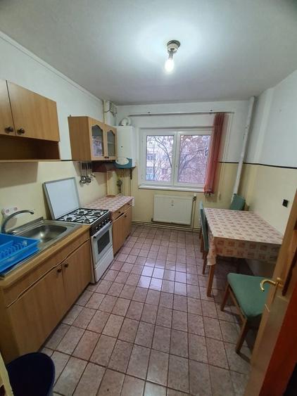Apartament cu 2 camere semidecomandat în Berceni