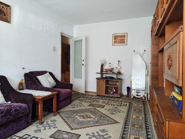 Apartament cu 3 camere în Mihai Bravu