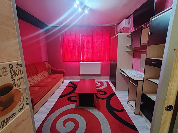 Garsonieră decomandată în Sud