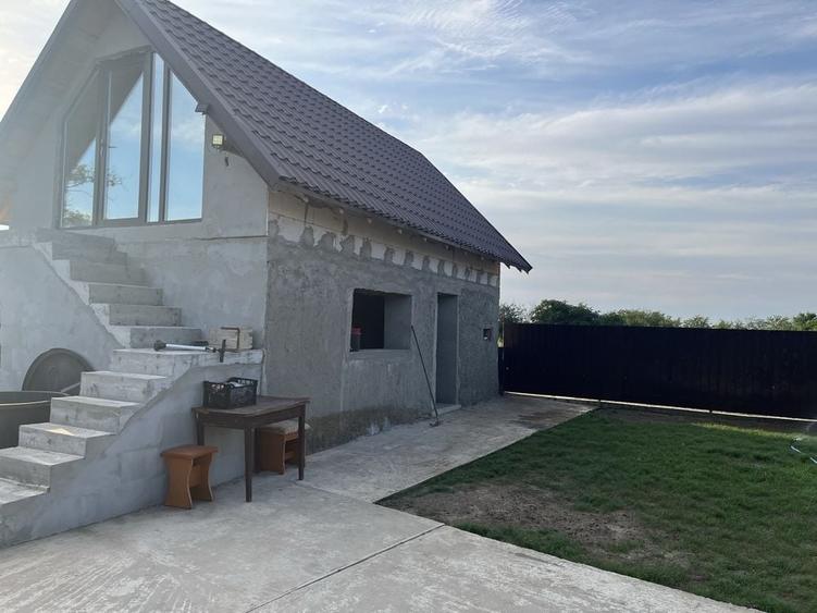 Casă cu 4 camere în Lanurile
