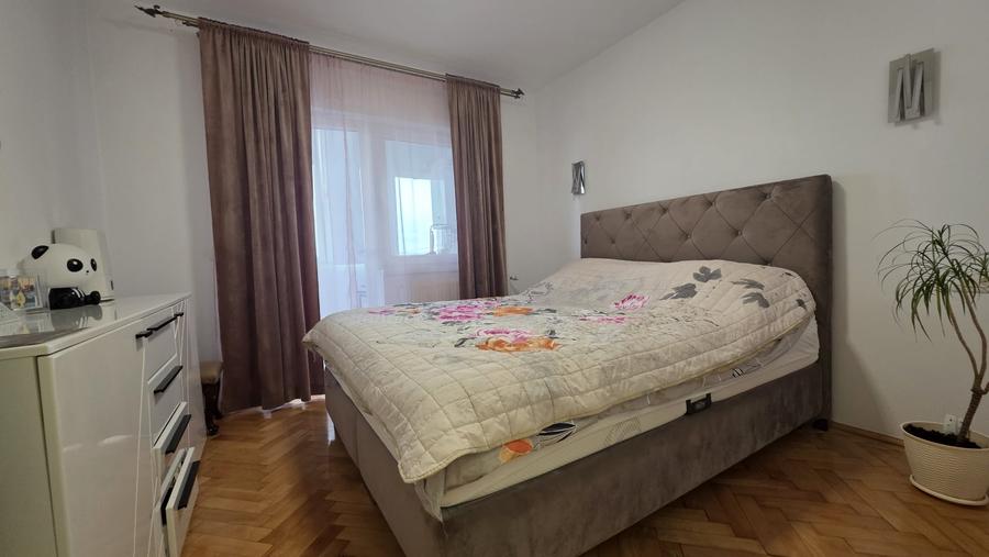 Apartament cu 3 camere decomandat, mobilat în Vasile Aaron