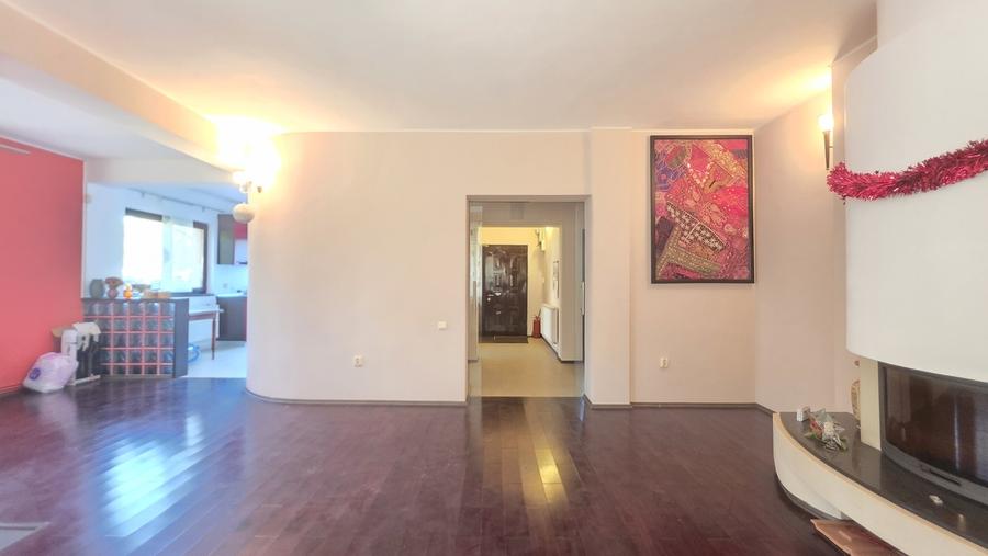 Casă cu 6 camere cu Teren 640 Mp în Grădiștea