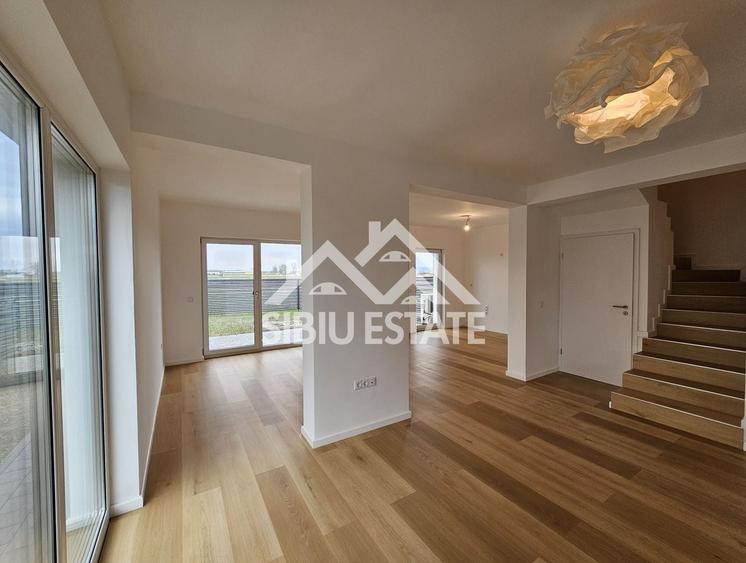 Duplex cu 4 camere cu Canalizare în Șura Mică