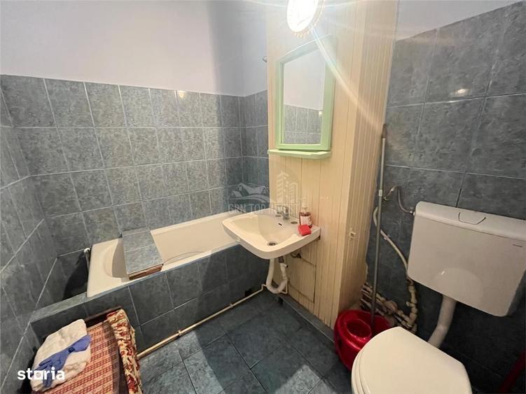 Apartament 2 camere decomandat balcon pivnita zona Vasile Aaron - 3