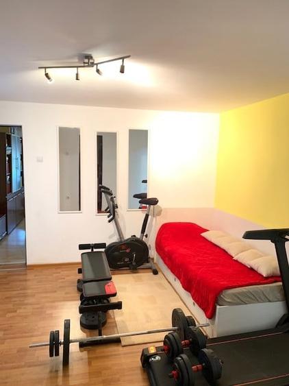 Casă individuală cu 11 camere cu Canalizare în Central