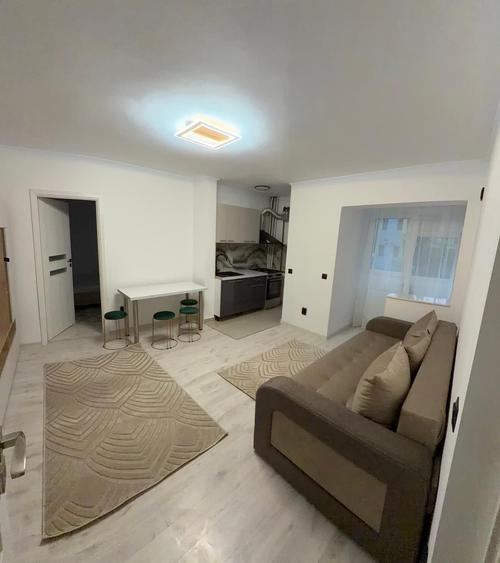 Apartament cu 3 camere semidecomandat în Berceni