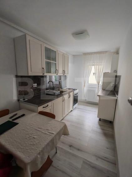 Apartament cu 3 camere semidecomandat, mobilat în Hărmanului