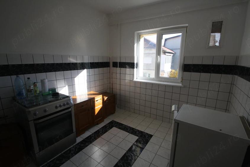 Apartament cu 3 camere decomandat în Girocului
