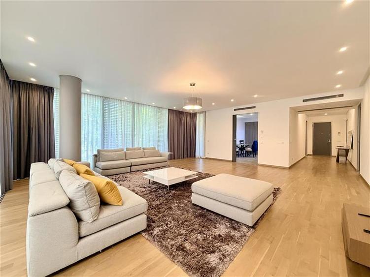 Apartament cu 5 camere decomandat, mobilat în Primăverii