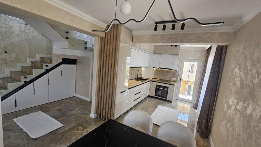 Casă cu 4 camere cu Teren 300 Mp în Central
