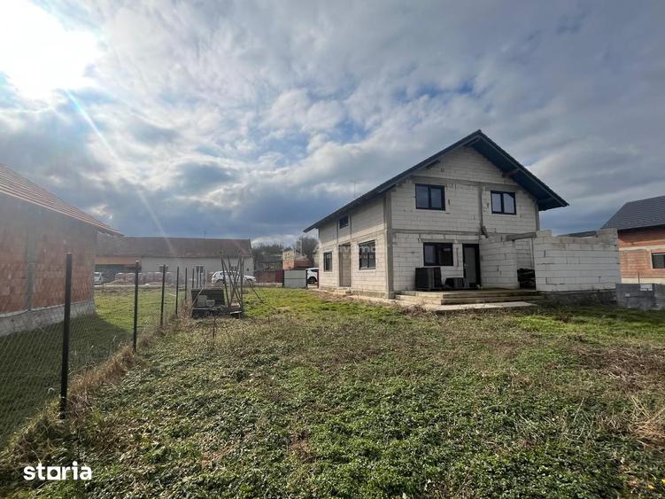 Casă cu 5 camere cu Teren 1414 Mp în Știuca