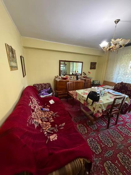 Apartament cu 3 camere decomandat în Văcăresti