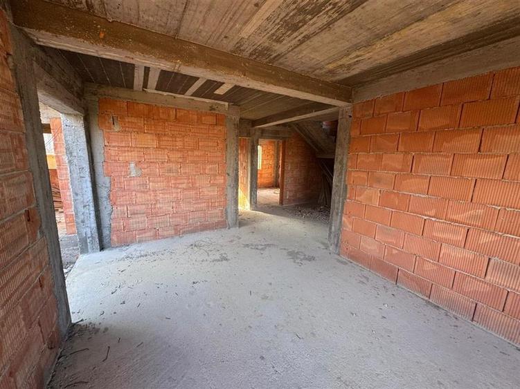 Casă individuală cu 5 camere cu Teren 377 Mp în Câmpineanca