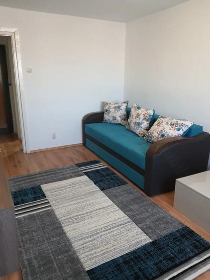 Apartament cu 3 camere semidecomandat în Autogară