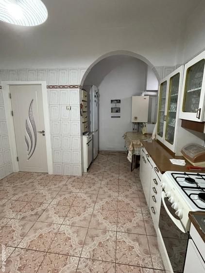 Casă cu 6 camere în Casa de Cultură