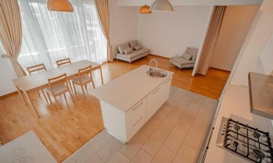 Apartament cu 4 camere decomandat, mobilat în Lacul Tei