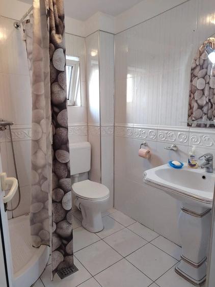 Casă cu 7 camere cu Teren 1600 Mp în Potigrafu