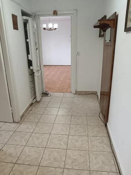 Apartament cu 4 camere semidecomandat în Dacia