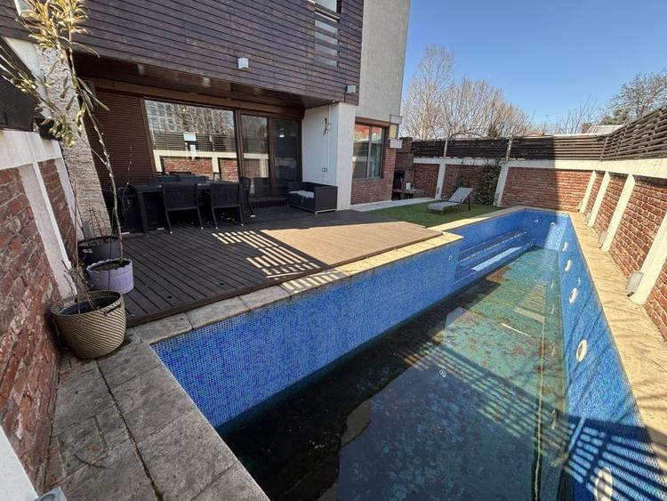 Casă individuală cu 8 camere cu Piscina în Colentina