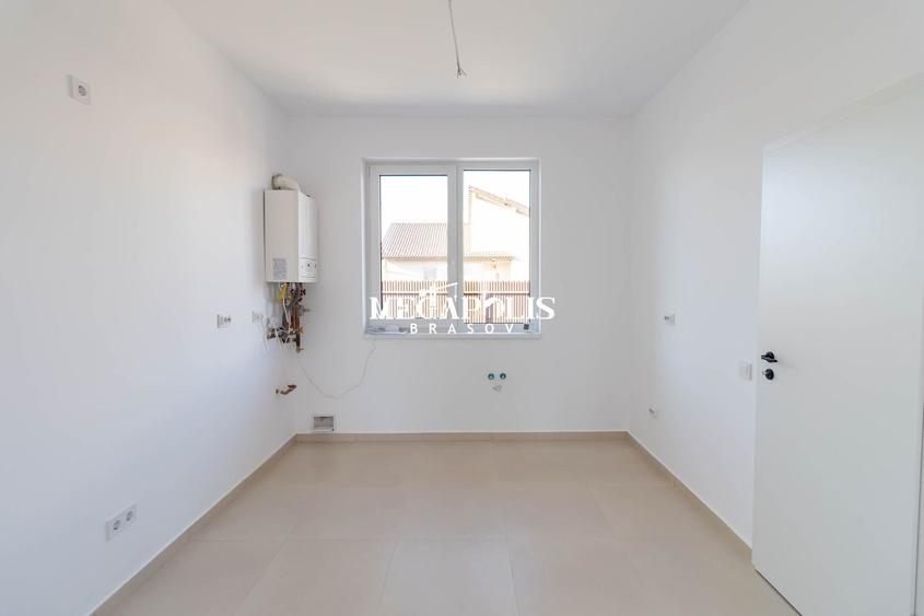Duplex cu 4 camere cu Canalizare în Sânpetru