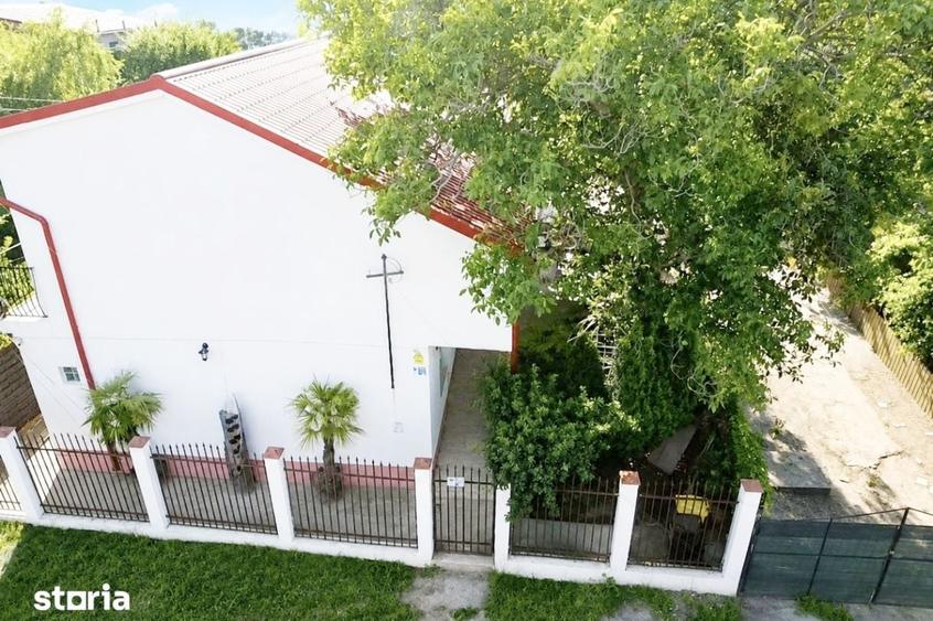 Casă individuală cu 15 camere cu Canalizare în Sud