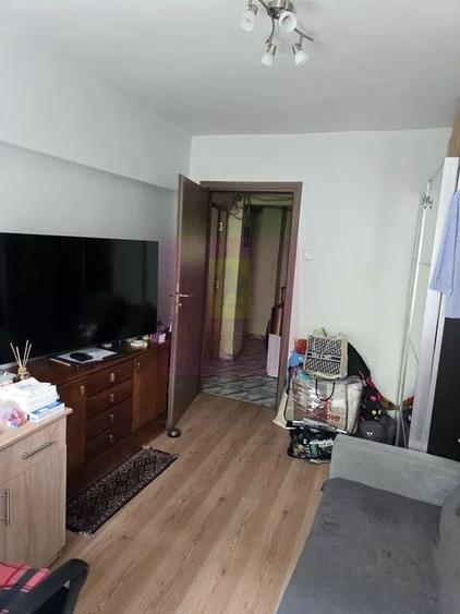 Apartament cu 3 camere semidecomandat în Lacul Tei