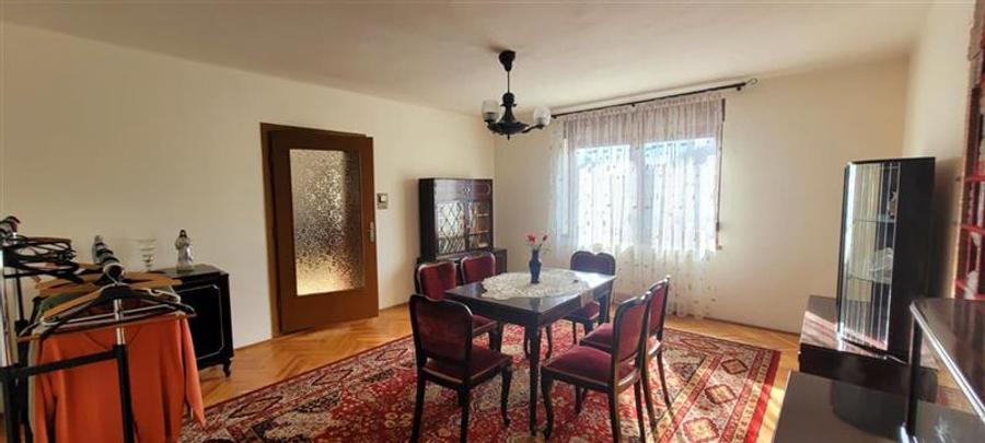 Casă individuală cu 5 camere cu Teren 705 Mp în Central