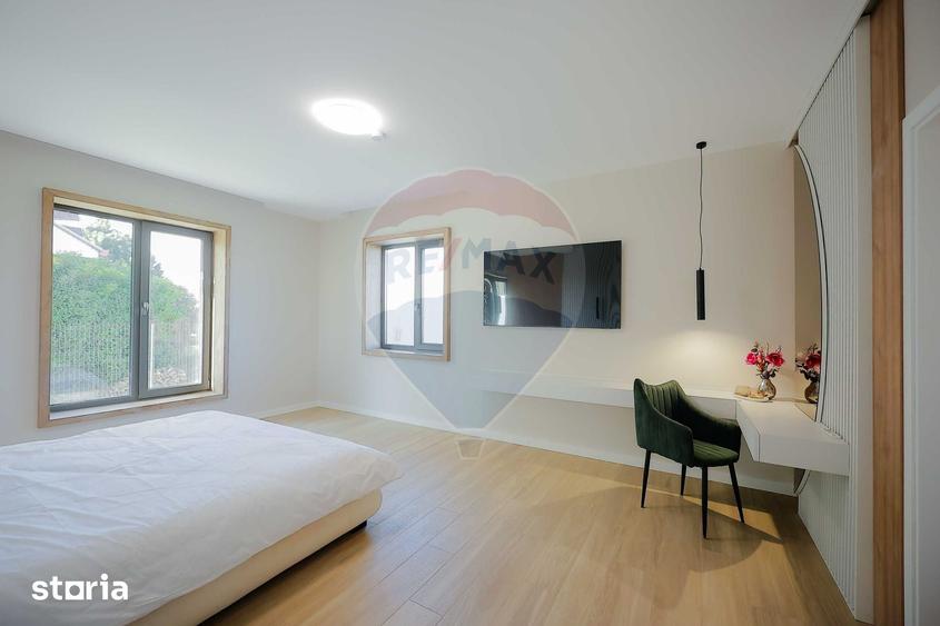 Casă cu 8 camere cu Teren 1100 Mp în Sânmartin