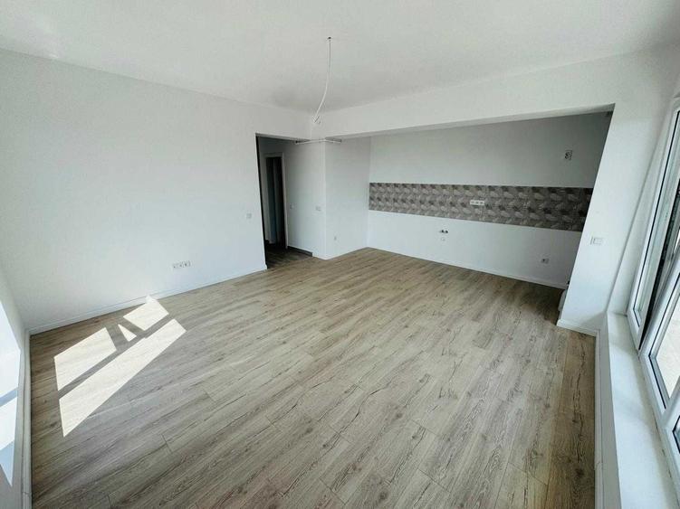 Apartament cu 3 camere decomandat în Titan
