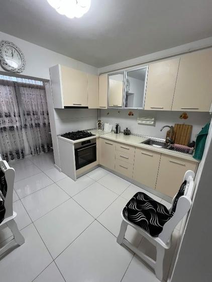Apartament cu 3 camere decomandat, mobilat în Est