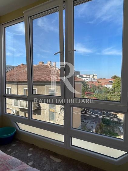Apartament cu 3 camere semidecomandat, mobilat în Central