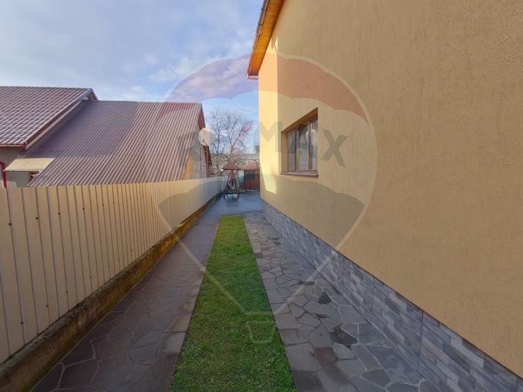 Casă cu 4 camere cu Teren 900 Mp în Est