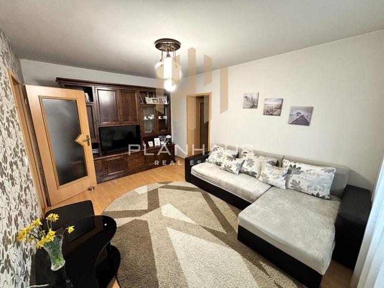 Apartament cu 3 camere semidecomandat, mobilat în Central