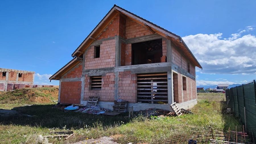 Casă individuală cu 5 camere cu Canalizare în Sânpetru