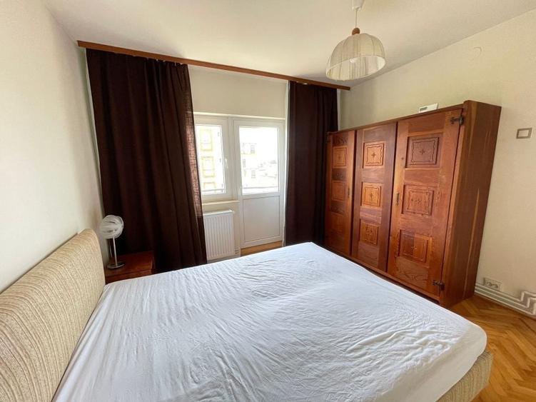 Apartament cu 3 camere decomandat, mobilat în Intim