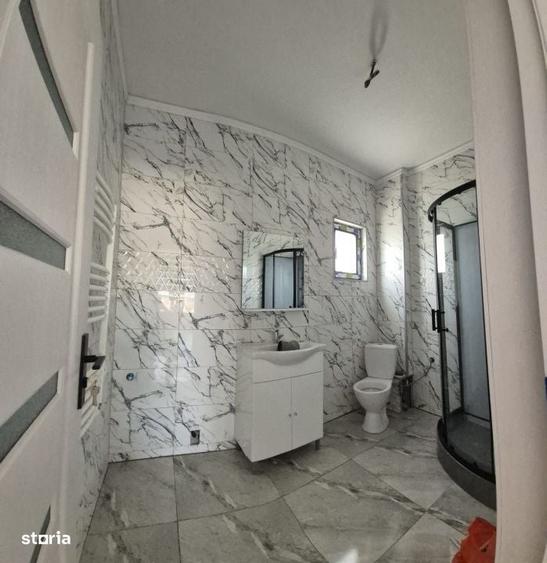 Casă cu 4 camere în Lumina