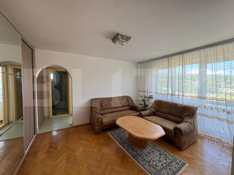 Apartament cu 3 camere semidecomandat, mobilat în Moreni