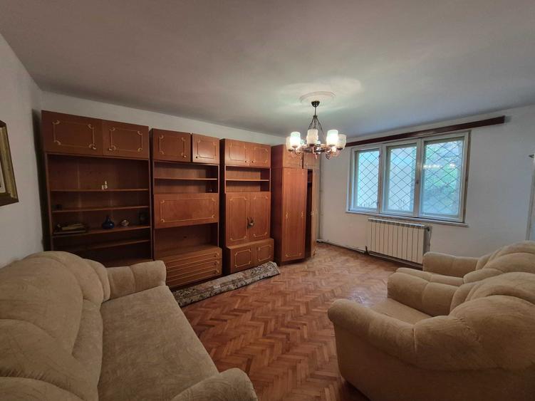 Apartament cu 3 camere decomandat în Dărmănești