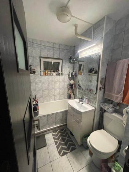 Apartament cu 3 camere semidecomandat, mobilat în Craiovița Nouă