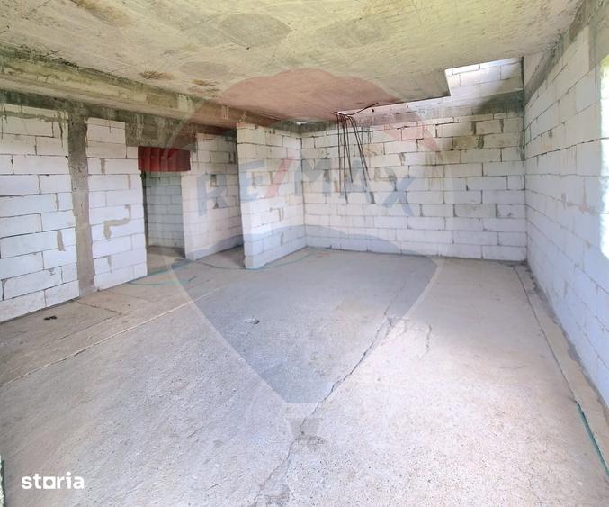 Casă cu 6 camere cu Teren 1476 Mp în Strugari
