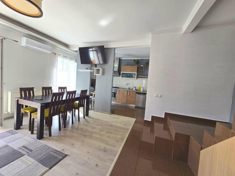 Apartament cu 4 camere semidecomandat în Florești