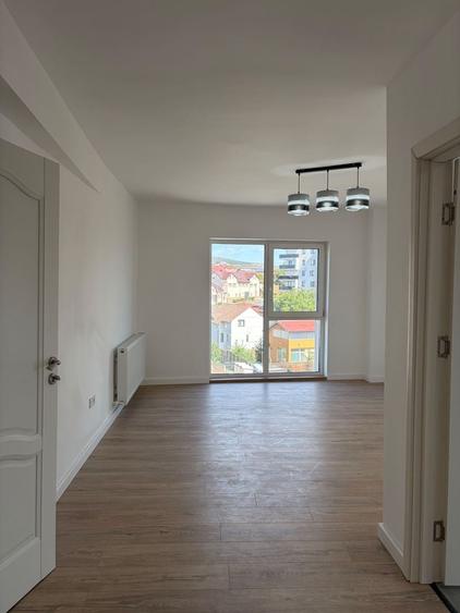Apartament cu 4 camere decomandat în Dâmbul Rotund