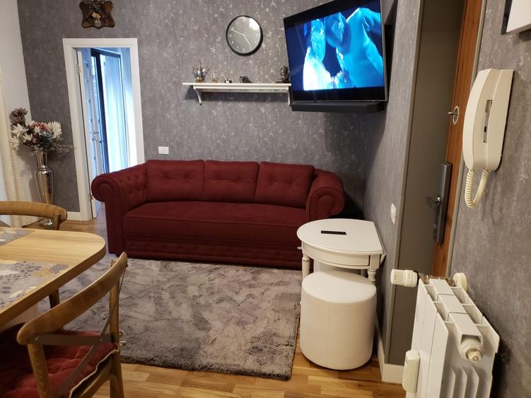 Apartament cu 2 camere semidecomandat, mobilat în Central