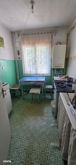 Apartament cu 4 camere semidecomandat în Podu Roș