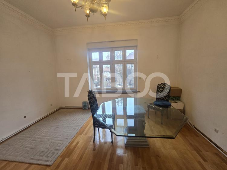 Apartament cu 3 camere semidecomandat, mobilat în Central