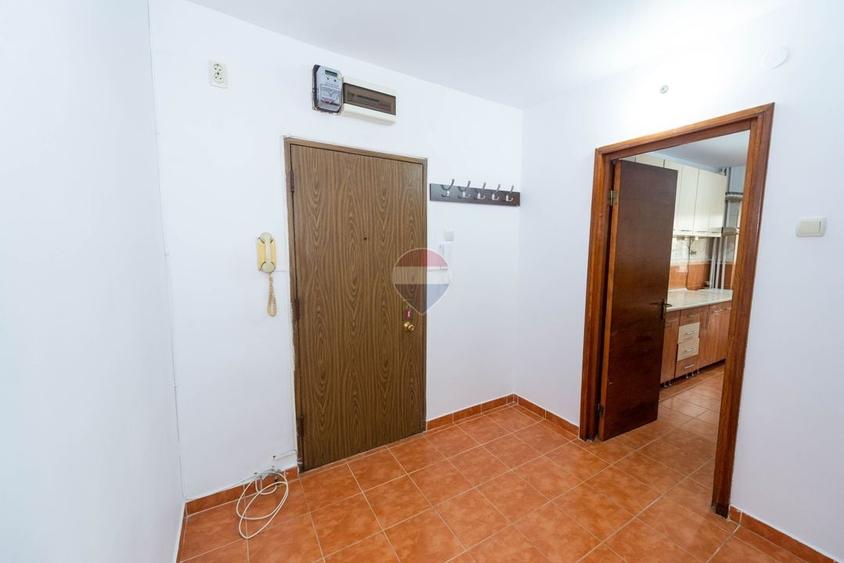 Apartament cu 3 camere decomandat în Victoriei